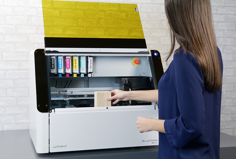 上海納艾升攜手RolandDG與上海海事大學(xué)聯(lián)袂亮相建平中學(xué)“建平杯”，AI智能小車(chē)賽道點(diǎn)燃科技熱情